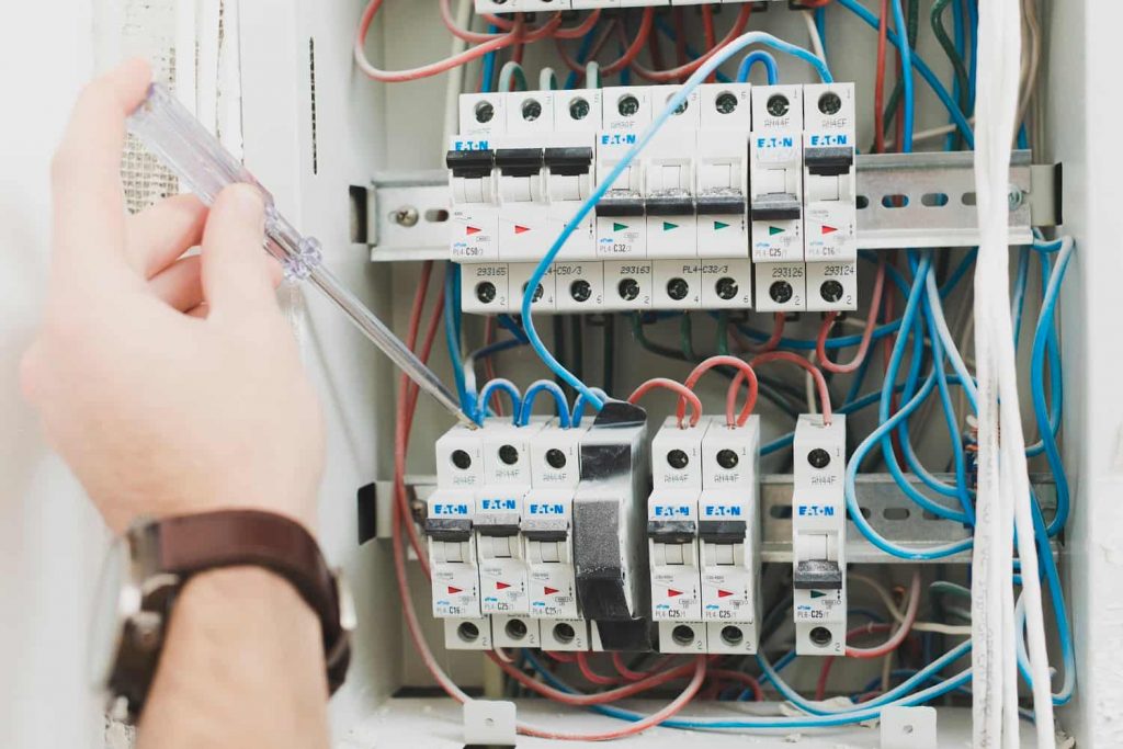 ¿CÓMO ES EL PROCESO DE FABRICACIÓN DE CABLE ELÉCTRICO? 2 cables eléctricos en Colombia